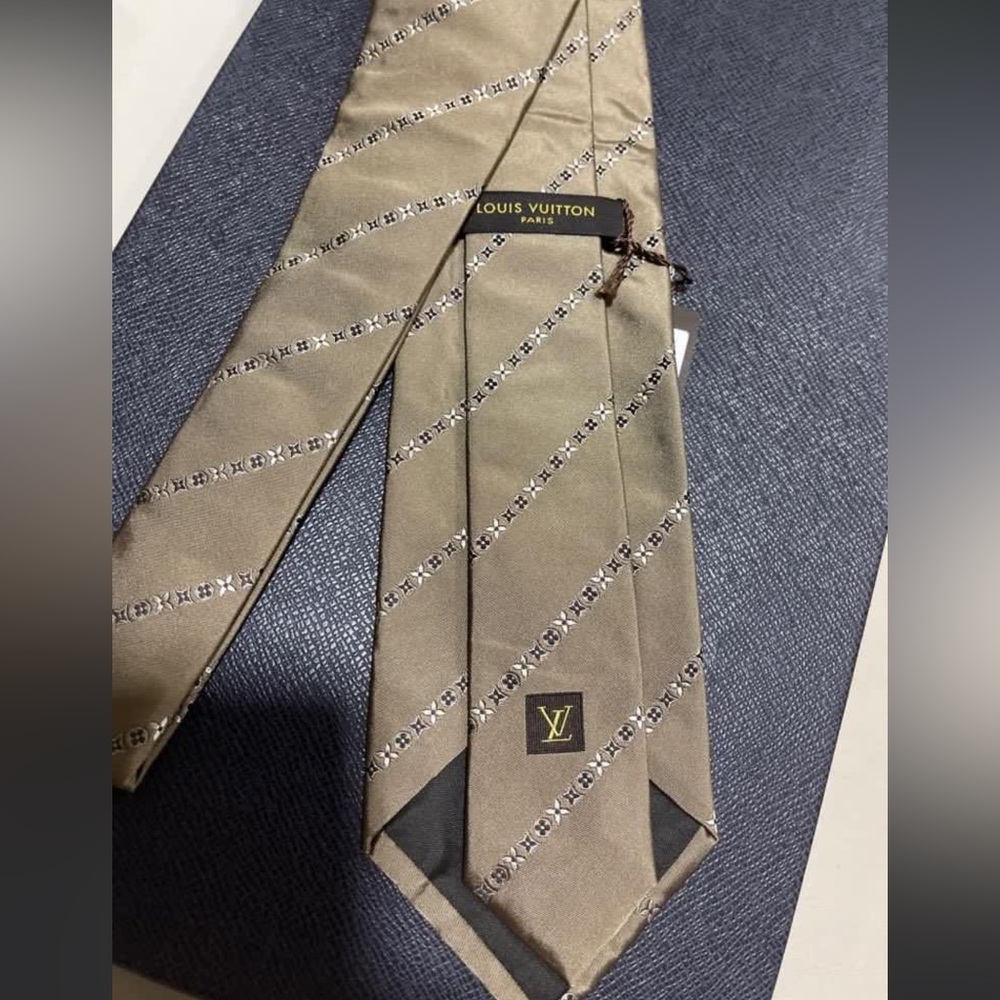 Louis Vuitton Ties - Picture 2 of 3